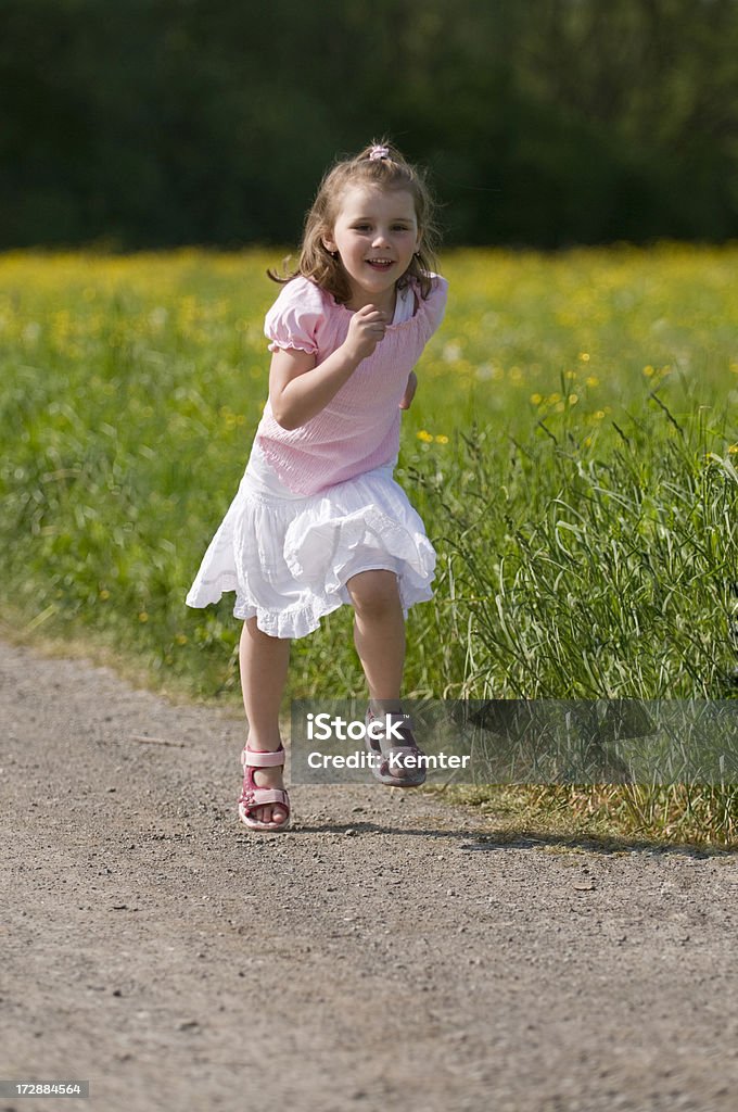 Süßes Mädchen Laufen - Lizenzfrei 4-5 Jahre Stock-Foto
