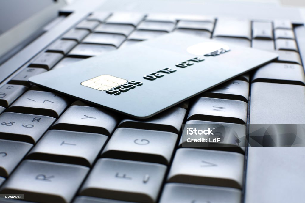 Carte de crédit sur un ordinateur portable - Photo de Carte de crédit libre de droits