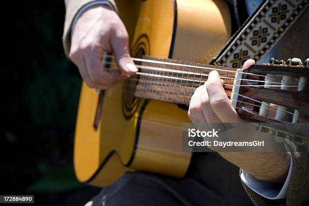 Tocando La Guitarra Foto de stock y más banco de imágenes de Actuación - Espectáculo - Actuación - Espectáculo, Actuación - Representación, Adulto