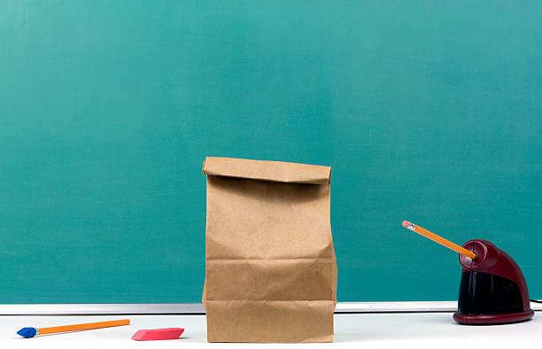 almuerzo en lonchera, school chalkboard, y fuentes - packed lunch lunch paper bag blackboard fotografías e imágenes de stock