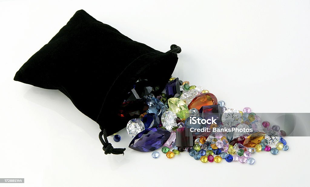 Débordant de pierres précieuses sac en velours noir - Photo de Diamant - Pierre précieuse libre de droits