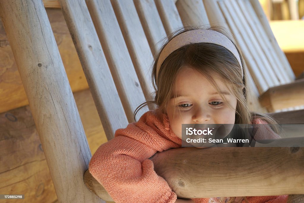 かわいい女の子に座って Grandpa のロッキングチェア - 2歳から3歳のロイヤリティフリーストックフォト