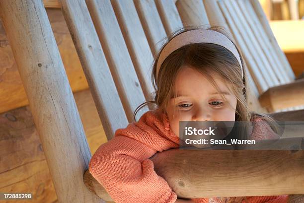かわいい女の子に座って Grandpa のロッキングチェア - 2歳から3歳のストックフォトや画像を多数ご用意 - 2歳から3歳, コンセプト, ベランダ