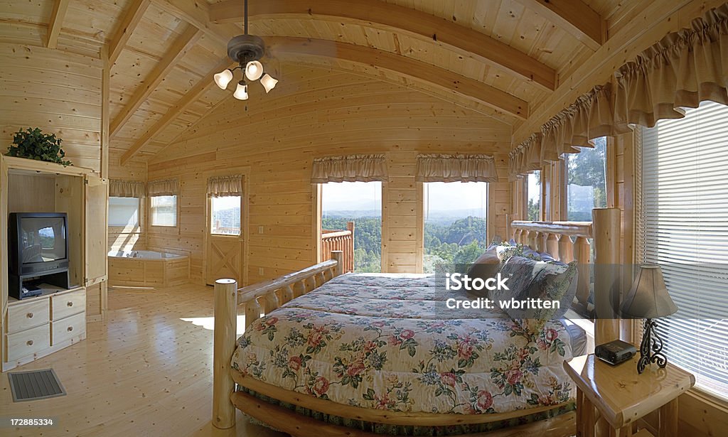 Log Cabin camera da letto con vista - Foto stock royalty-free di Ambientazione interna