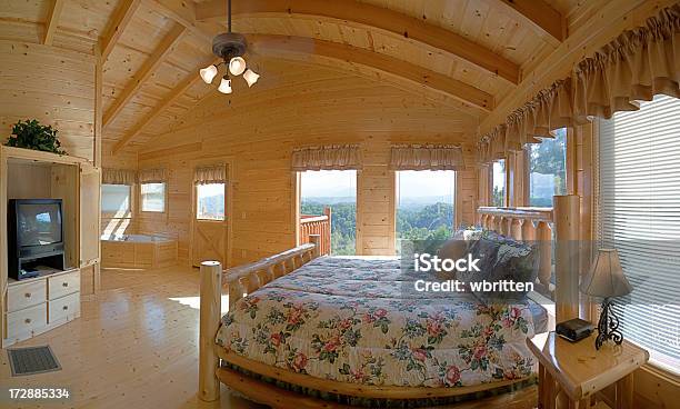 Log Cabin Camera Da Letto Con Vista - Fotografie stock e altre immagini di Ambientazione interna - Ambientazione interna, Ambientazione tranquilla, Appalachia