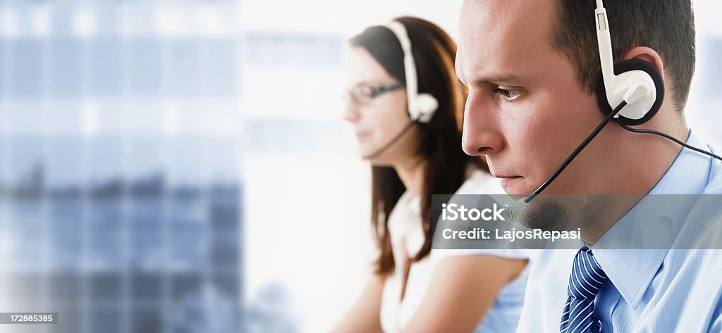 Giovani operatori di helpdesk - Foto stock royalty-free di Cliente