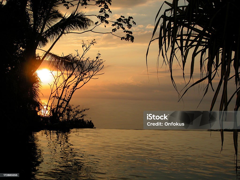 Piscina Infinity al Resort di lusso tropicale al tramonto, Costa Rica - Foto stock royalty-free di Ambientazione esterna