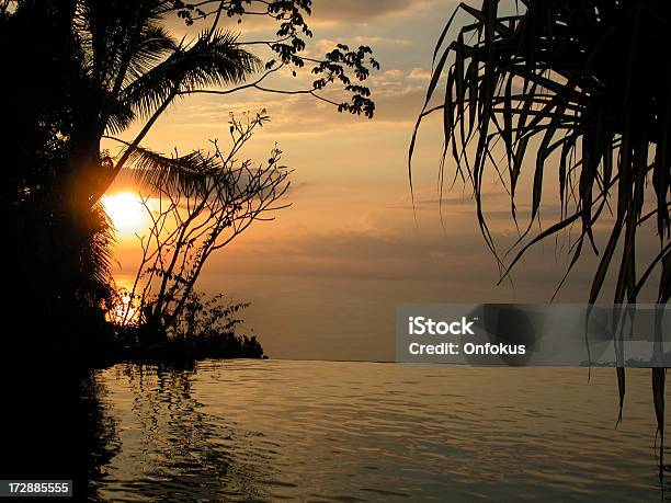 Piscina Infinity Al Resort Di Lusso Tropicale Al Tramonto Costa Rica - Fotografie stock e altre immagini di Ambientazione esterna