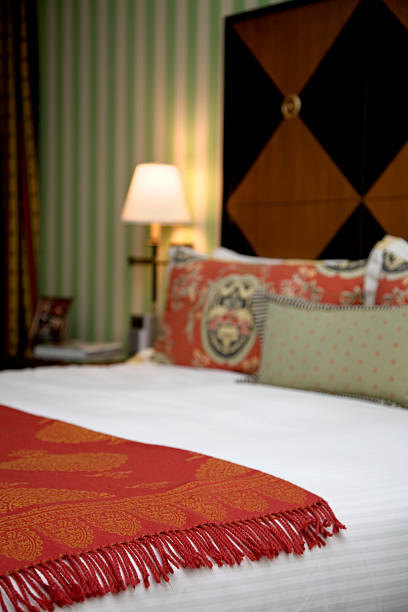 luksusowe łóżko w pokoju hotelowym - bed and breakfast inn lamp bed zdjęcia i obrazy z banku zdjęć