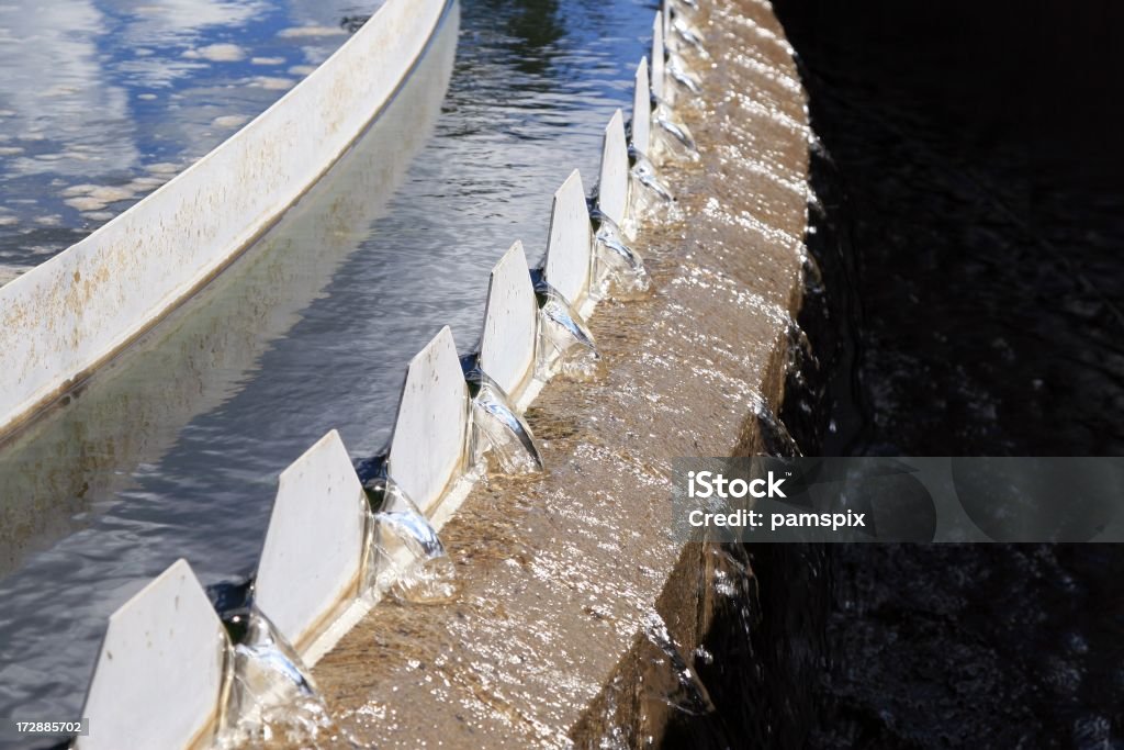 Saw dente chiusa all'impianto di trattamento d'acqua - Foto stock royalty-free di Impianto di depurazione dell'acqua