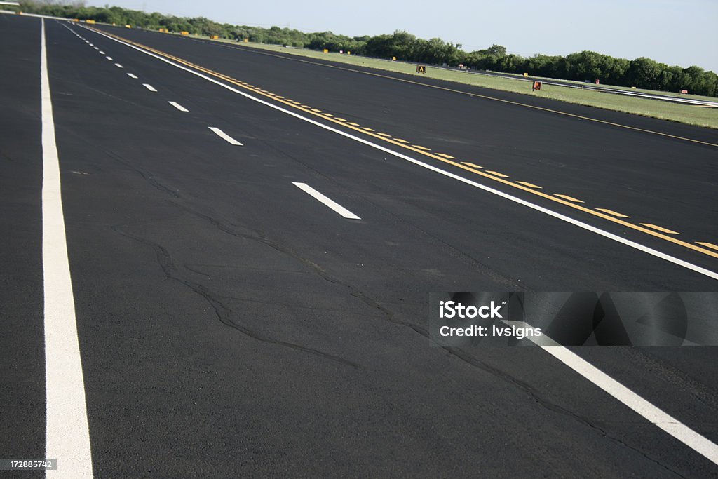 Voie de taxis de l'aéroport - Photo de Avion libre de droits