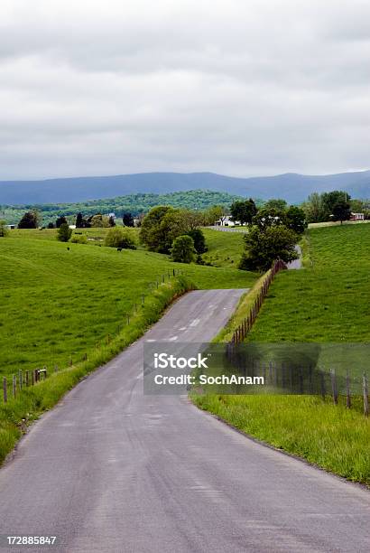 Photo libre de droit de Route De Campagne Dans Les Montagnes Blue Ridge banque d'images et plus d'images libres de droit de Appalaches - Appalaches, Bord de route, Virginie - État des États-Unis