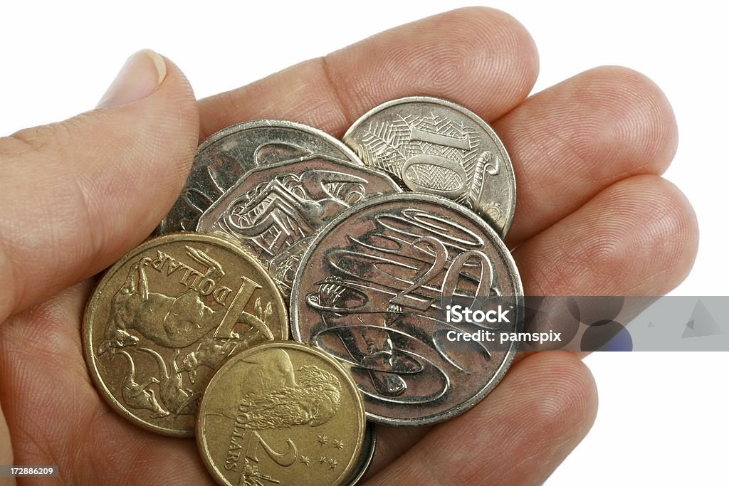 Moedas australianas em uma mão no fundo branco, pequena mudança - Foto de stock de Cultura Australiana royalty-free