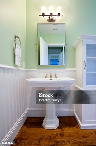 Waschbecken Im Badezimmer Stockfoto und mehr Bilder von Badezimmerschrank - Badezimmerschrank, Haushaltsbecken, Sockel