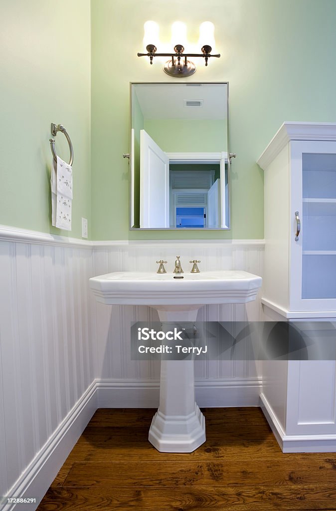 Lavabo de salle de bains - Photo de Armoire de toilette libre de droits