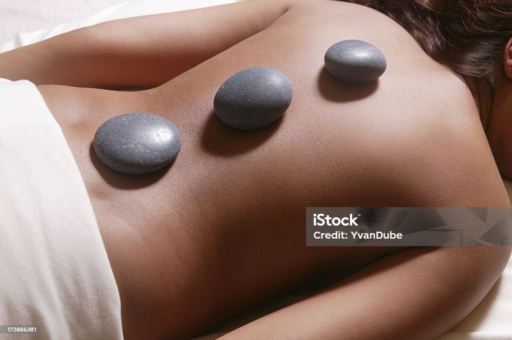 Tratamento com pedras quentes - Foto de stock de Adulto royalty-free