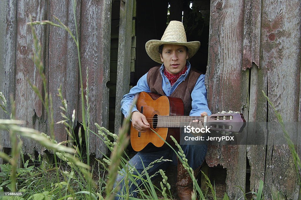 Tombe et joue de la guitare Cowboy - Photo de 20-24 ans libre de droits