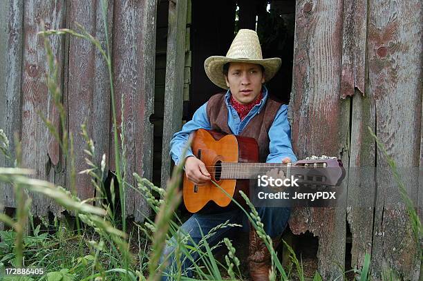 Photo libre de droit de Tombe Et Joue De La Guitare Cowboy banque d'images et plus d'images libres de droit de 20-24 ans - 20-24 ans, 25-29 ans, 30-34 ans