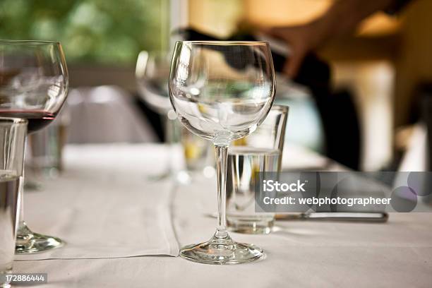 Leeren Glas Stockfoto und mehr Bilder von Alkoholisches Getränk - Alkoholisches Getränk, Bedienungspersonal, Bildschärfe