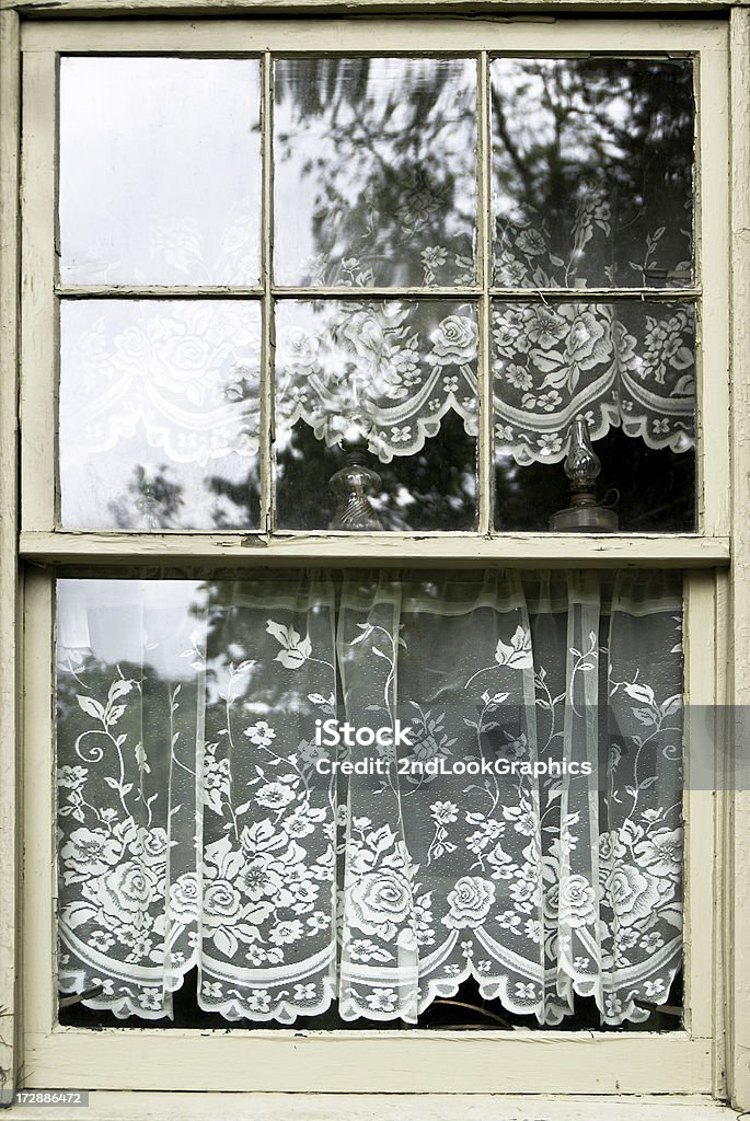 Старые окна с кружевной шторы - Стоковые фото Дерево - материал роялти-фри