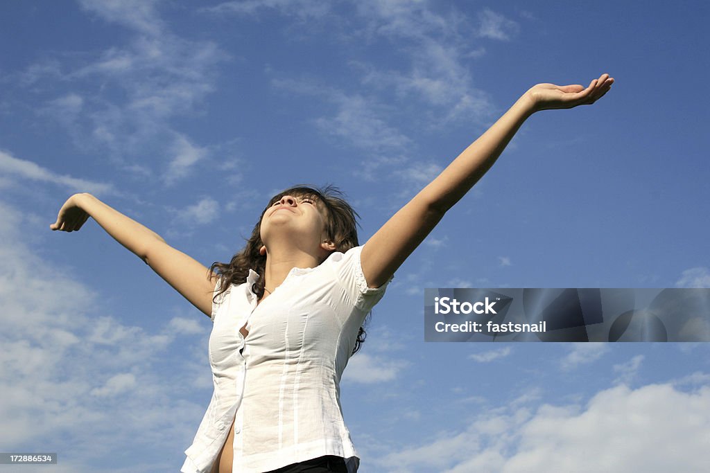 Хорошенькая девочка на синем небе смотреть на солнце - Стоковые фото Активный образ жизни роялти-фри