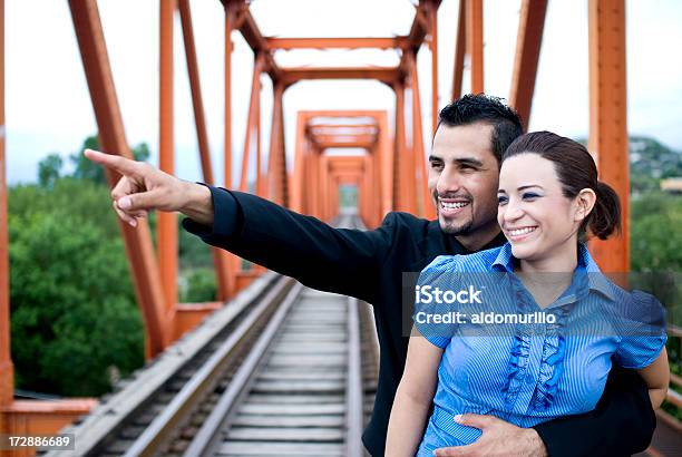 Esperamos No Foto de stock y más banco de imágenes de Hombres - Hombres, Indicar, Punto de fuga