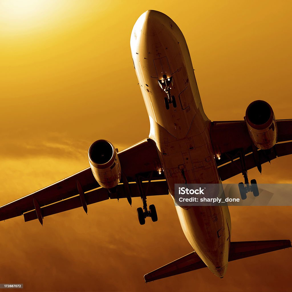 Avião a jato pousando ao pôr do sol - Royalty-free Abaixo Foto de stock