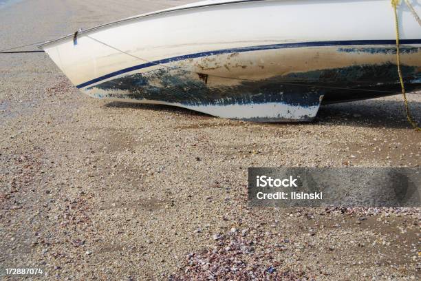 Beached Лодка — стоковые фотографии и другие картинки Без людей - Без людей, Береговая линия, Выветрившийся