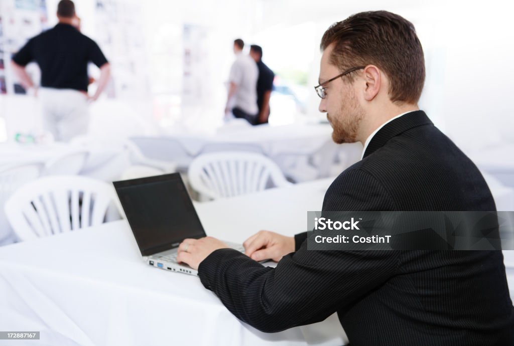 Business-Mann, arbeitet auf laptop - Lizenzfrei Brille Stock-Foto