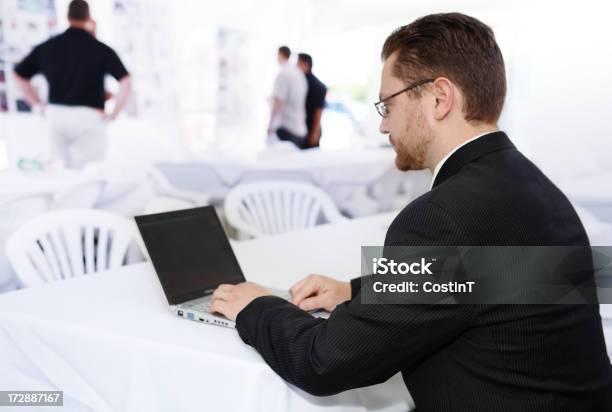 Businessmann Arbeitet Auf Laptop Stockfoto und mehr Bilder von Brille - Brille, Laptop, Tippen