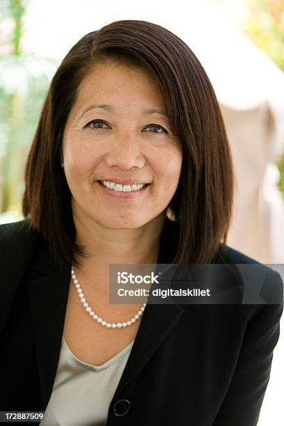 Mujer Asiática Foto de stock y más banco de imágenes de 45-49 años - 45-49 años, Adulto, Adulto maduro