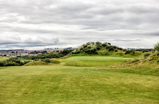 스코틀랜드 세인트 앤드류스(st andrews)의 공공 코스인 주빌리 골프 코스(jubilee golf course)의 풍경 - 18th hole 뉴스 사진 이미지