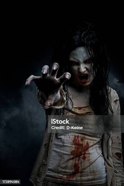 Zombi Foto de stock y más banco de imágenes de Vampiro - Vampiro, Mujeres, Zombi