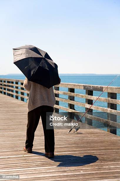 Photo libre de droit de Senior Avec Parapluie banque d'images et plus d'images libres de droit de Hommes - Hommes, Jetée, Parapluie