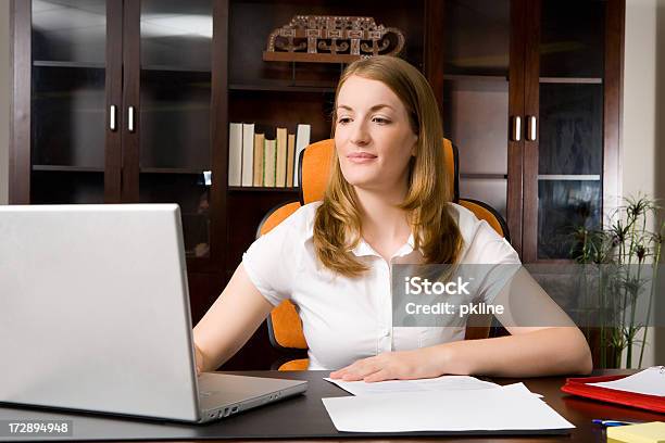 Mujer De Trabajo Foto de stock y más banco de imágenes de Administrador - Administrador, Adulto, Agente de servicio al cliente