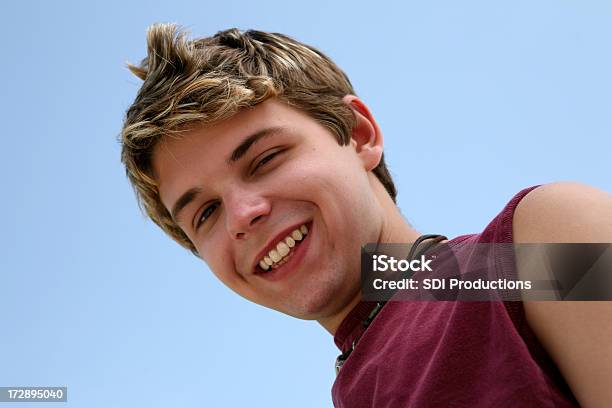 Foto de Adolescente Sorrindo e mais fotos de stock de Olhar para a Câmera - Olhar para a Câmera, Retrato, Adolescente