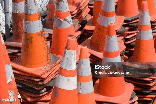 Pilhas De Laranja Cones De Construção De Trânsito - Fotografias de stock e mais imagens de Antigo - Antigo, Cone de Trânsito, 2000-2009