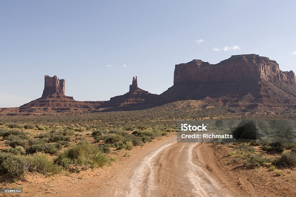 ダスティ Road の砂漠 - Horizonのロイヤリティフリーストックフォト