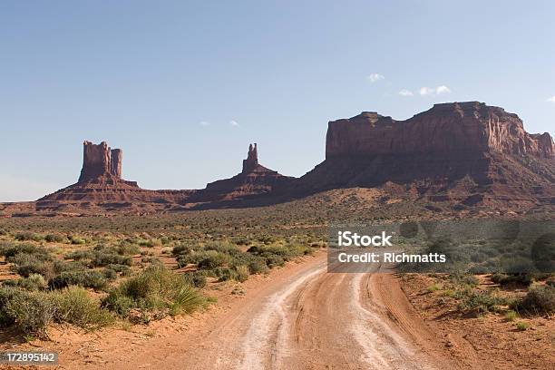 Dusty Estrada No Deserto - Fotografias de stock e mais imagens de Acessibilidade - Acessibilidade, Atividade Recreativa, Beleza