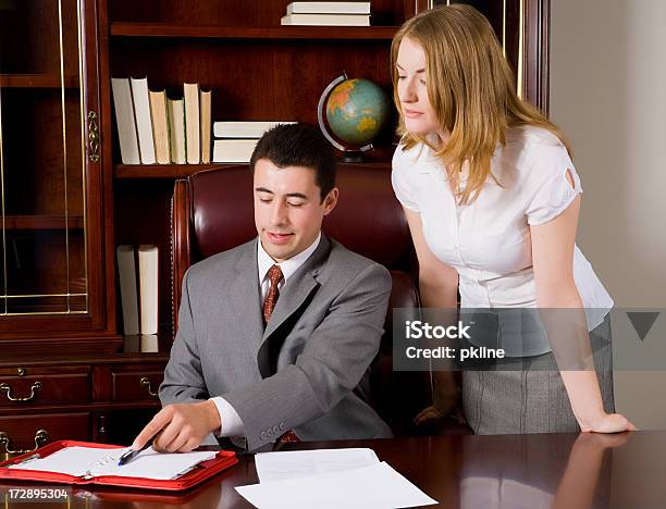 Mann Und Frau Arbeiten In Einem Büro Stockfoto und mehr Bilder von Anzug - Anzug, Arbeit und Beschäftigung, Arbeiten
