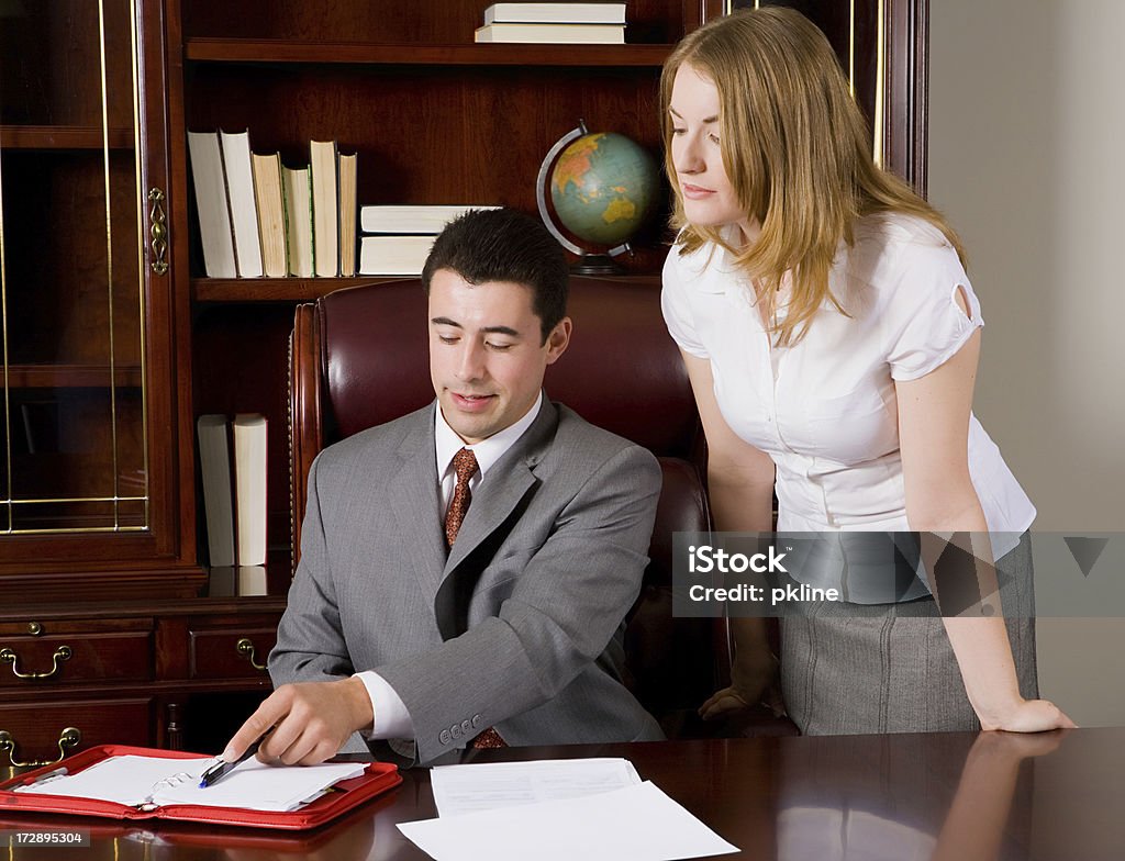 Uomo e donna che lavora in un ufficio - Foto stock royalty-free di Abbigliamento da lavoro
