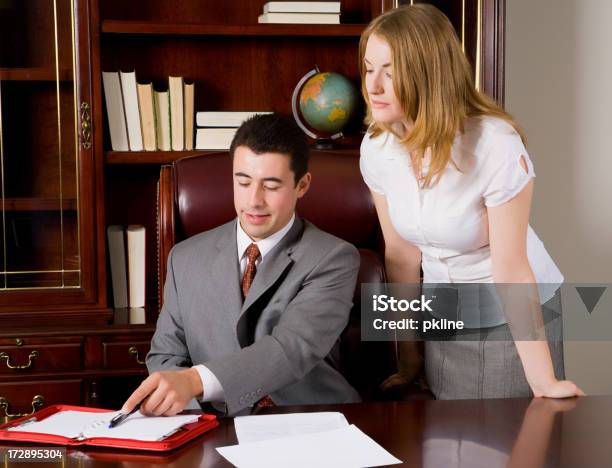 Uomo E Donna Che Lavora In Un Ufficio - Fotografie stock e altre immagini di Abbigliamento da lavoro - Abbigliamento da lavoro, Abbigliamento da lavoro formale, Adulto