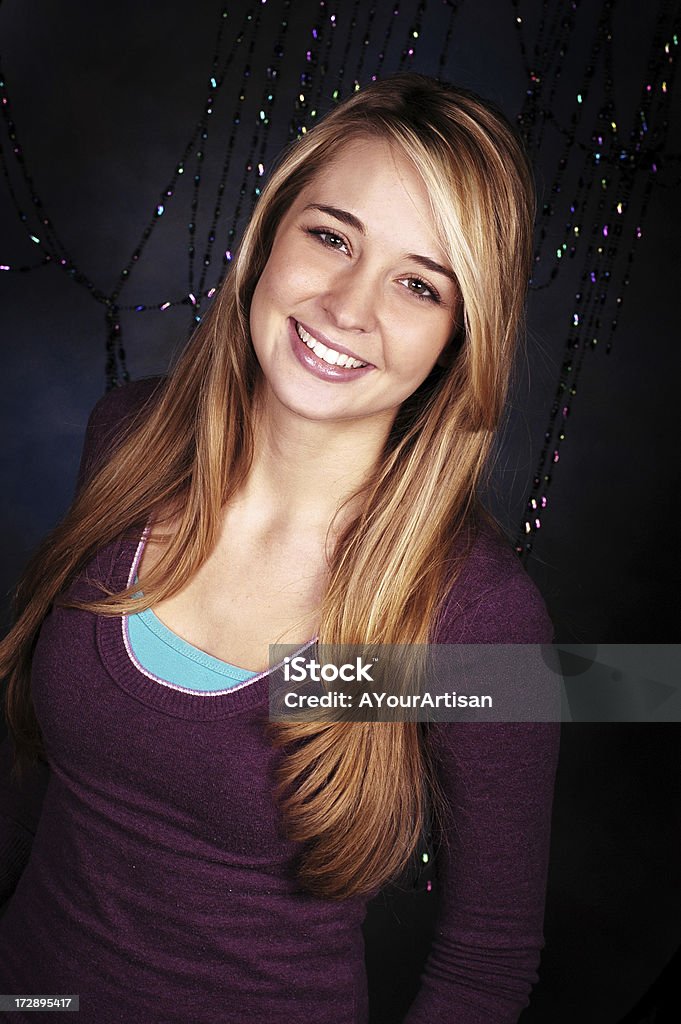 Молодая женщина в студии улыбающейся - Стоковые фото Ежегодник роялти-фри