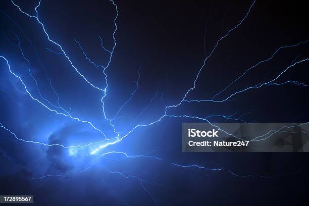Gewitter Stockfoto und mehr Bilder von Stromleitung - Stromleitung, Elektrizität, Gewitterblitz