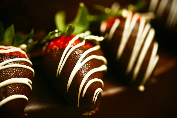 Chocolate covered strawberries with white chocolate drizzle A row of chocolate covered strawberries. chocolate covered strawberries stock pictures, royalty-free photos & images