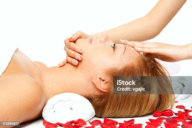 Photo libre de droit de Massage De La Tête Et Du Visage banque d'images et plus d'images libres de droit de Activité - Activité, Adulte, Beauté