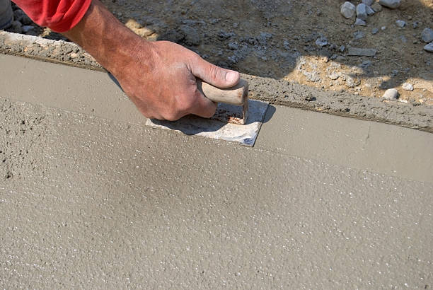 betonowy chodnik przy budowie - concrete driveway cement construction zdjęcia i obrazy z banku zdjęć