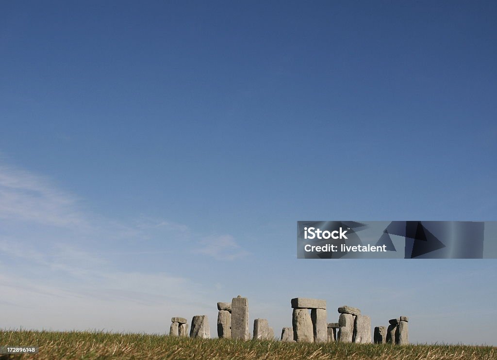 Monoliths of Stonehenge desde una perspectiva diferente - Foto de stock de Aire libre libre de derechos