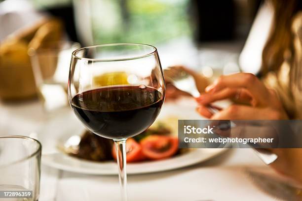 Ein Glas Wein Stockfoto und mehr Bilder von Rotwein - Rotwein, Weinprobe, Alkoholisches Getränk