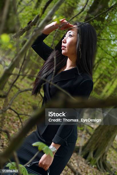 Bizneswoman W Forest Wygląda - zdjęcia stockowe i więcej obrazów Natura - Natura, 20-29 lat, Azjaci